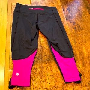 Lululemon capri running pants with hot pink accents and back zipper